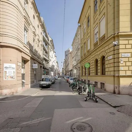 Relaxing Spacious Balcony Super Near Opera Daire Budapeşte