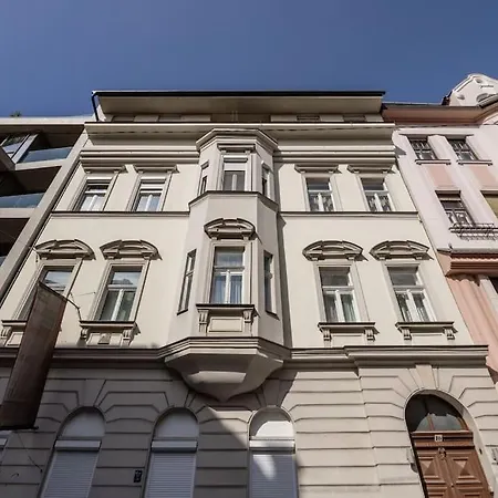 Relaxing Spacious Balcony Super Near Opera