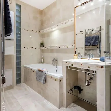 Relaxing Spacious Balcony Super Near Opera 아파트 *