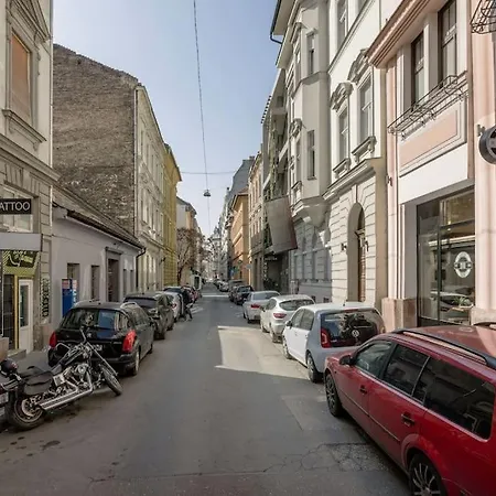 Daire Relaxing Spacious Balcony Super Near Opera Budapeşte