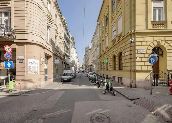 Relaxing Spacious Balcony Super Near Opera Apartament Budapesta