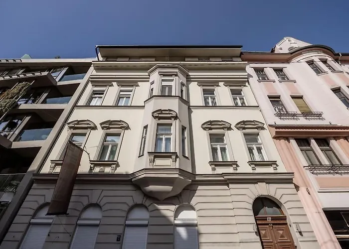 Relaxing Spacious Balcony Super Near Opera